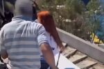 Σαντορίνη: Ακτιβίστριες δέχτηκαν επίθεση ενώ διαμαρτύρονταν για τη χρήση γαϊδουριών στη μεταφορά τουριστών – Βίντεο