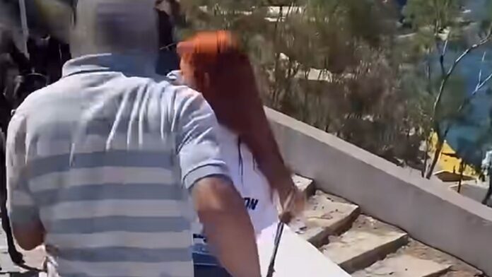 Σαντορίνη: Ακτιβίστριες δέχτηκαν επίθεση ενώ διαμαρτύρονταν για τη χρήση γαϊδουριών στη μεταφορά τουριστών – Βίντεο