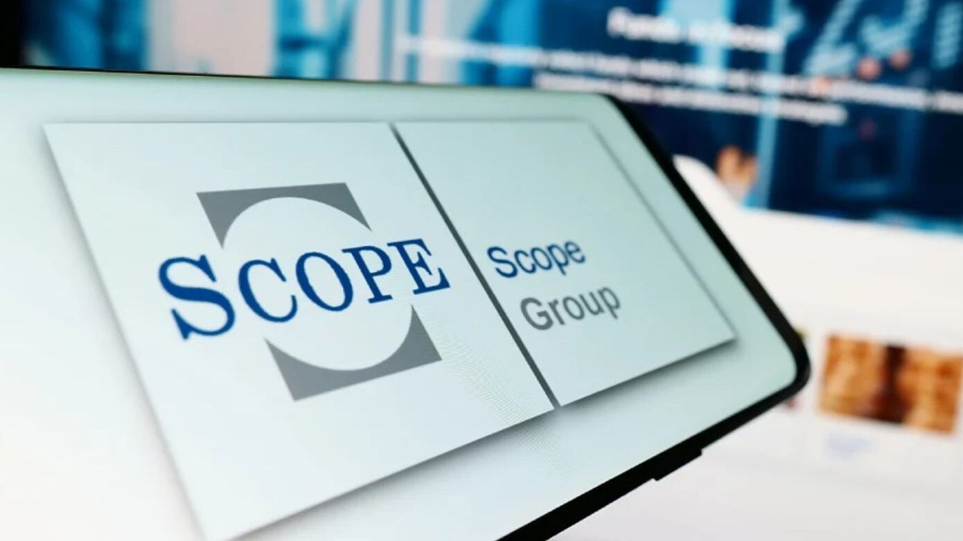 Η Ελλάδα επιστρέφει στην επενδυτική ελίτ: Η Scope δίνει BBB+ και βλέπει το χρέος να πέφτει στο 110% του ΑΕΠ έως το 2031