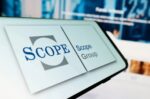 Η Ελλάδα επιστρέφει στην επενδυτική ελίτ: Η Scope δίνει BBB+ και βλέπει το χρέος να πέφτει στο 110% του ΑΕΠ έως το 2031
