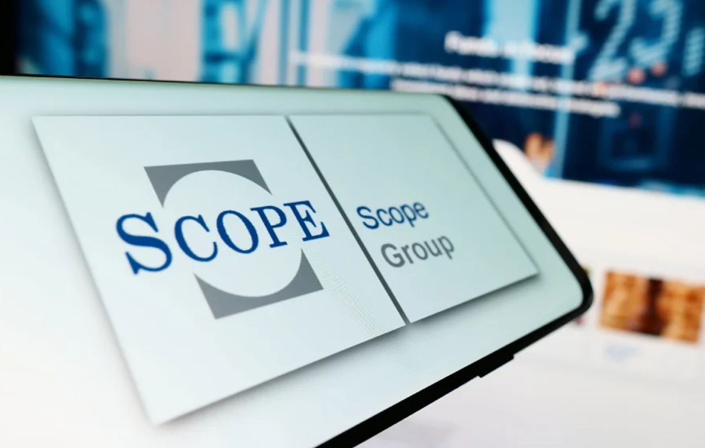 Η Ελλάδα επιστρέφει στην επενδυτική ελίτ: Η Scope δίνει BBB+ και βλέπει το χρέος να πέφτει στο 110% του ΑΕΠ έως το 2031