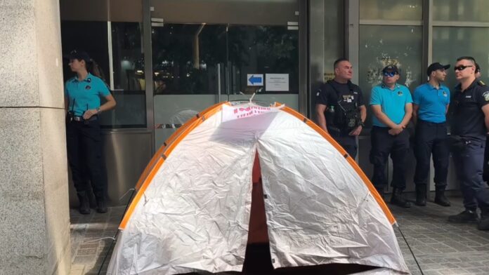 Φοιτητές άνοιξαν σκηνές έξω από το υπουργείο Οικονομικών για τα υψηλά ενοίκια και την κατάσταση στις εστίες