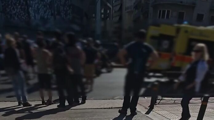 Μηχανή παρέσυρε ανδρόγυνο με παιδάκι στην Αλεξάνδρας: Τέσσερις τραυματίες σε «Ερυθρό» και Παίδων «Αγλαΐα Κυριάκου»