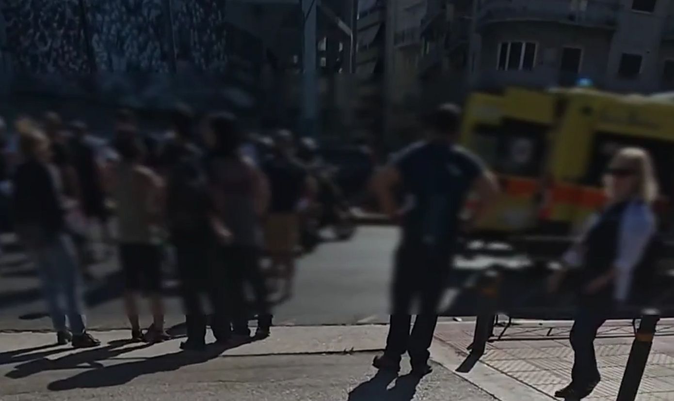 Μηχανή παρέσυρε ανδρόγυνο με παιδάκι στην Αλεξάνδρας: Τέσσερις τραυματίες σε «Ερυθρό» και Παίδων «Αγλαΐα Κυριάκου»