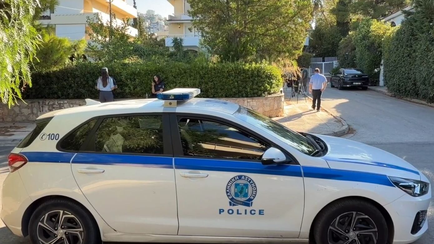 Γιώργος Μαζωνάκης: Αστυνομικοί έξω από το σπίτι του στη Βούλα, πολίτες άφησαν λουλούδια – Η έρευνα της ΕΛ.ΑΣ. επικεντρώνεται εκεί