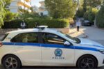 Γιώργος Μαζωνάκης: Αστυνομικοί έξω από το σπίτι του στη Βούλα, πολίτες άφησαν λουλούδια – Η έρευνα της ΕΛ.ΑΣ. επικεντρώνεται εκεί