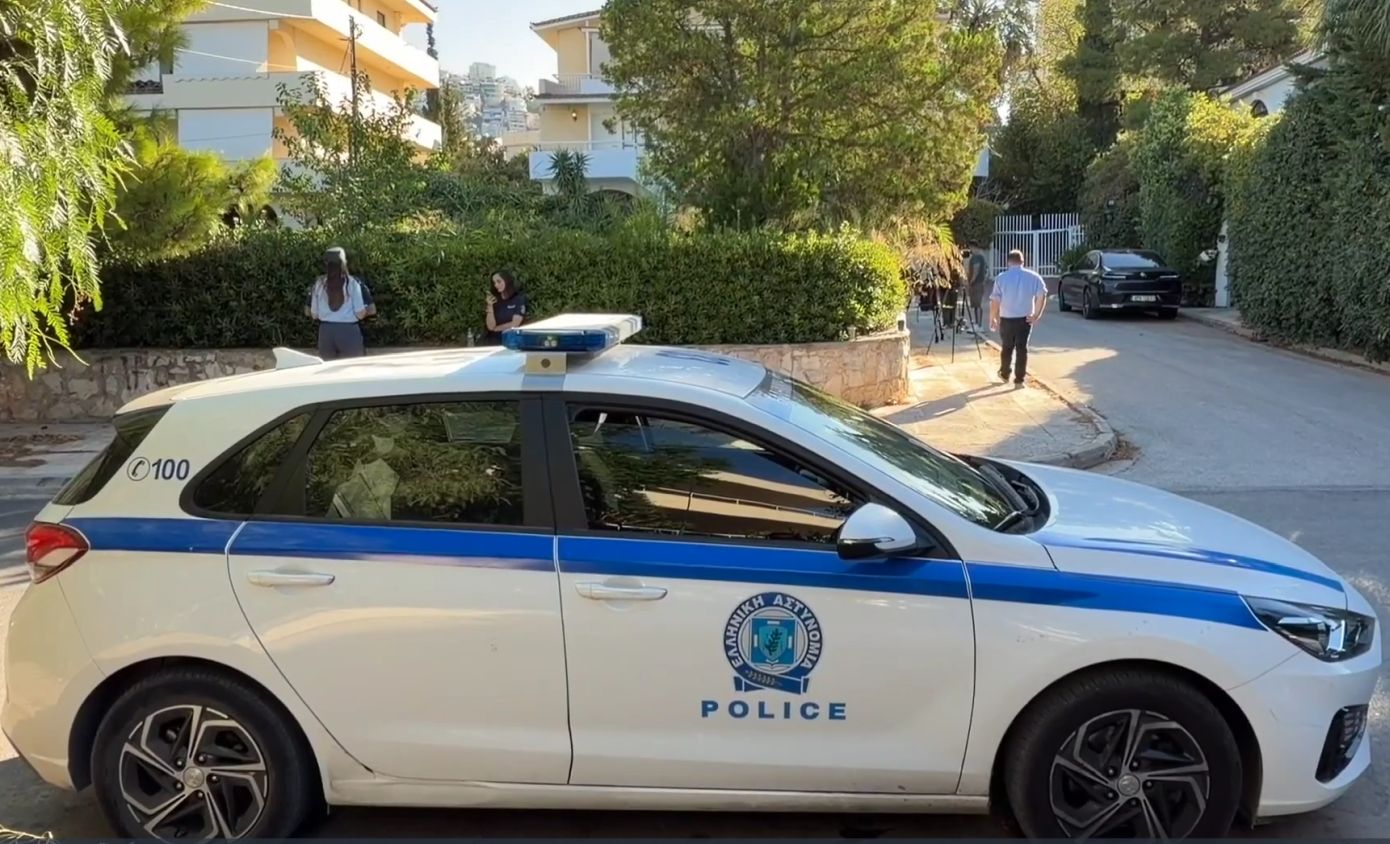 Γιώργος Μαζωνάκης: Αστυνομικοί έξω από το σπίτι του στη Βούλα, πολίτες άφησαν λουλούδια – Η έρευνα της ΕΛ.ΑΣ. επικεντρώνεται εκεί
