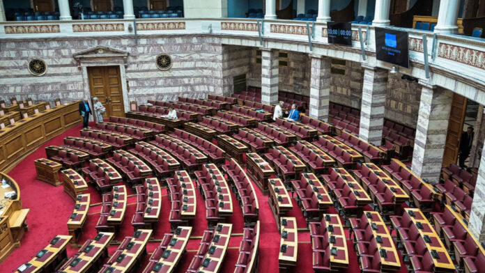 Συνταγματική αναθεώρηση: Πότε θα γίνει η δεύτερη ψηφοφορία – Στις 17/09 η συζήτηση για τις άρσεις ασυλίας Ζ. Κωνσταντοπούλου και Δ. Αβραμόπουλου