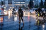 Καιρός: Πτώση θερμοκρασίας τη Δευτέρα, τοπικές βροχές, ισχυροί άνεμοι στα Δωδεκάνησα και αφρικανική σκόνη
