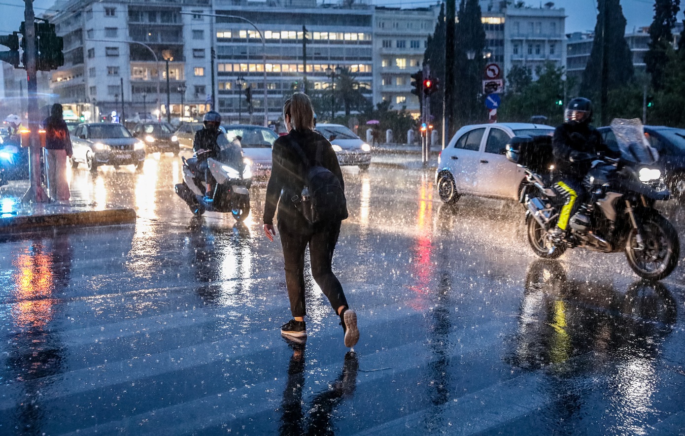 Καιρός: Πτώση θερμοκρασίας τη Δευτέρα, τοπικές βροχές, ισχυροί άνεμοι στα Δωδεκάνησα και αφρικανική σκόνη