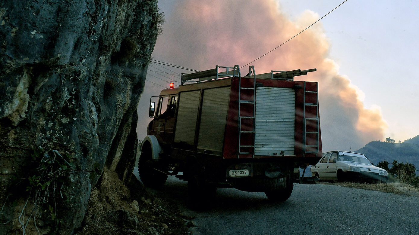 Νέα Μάκρη: Πυροσβεστική σε μεγάλη κινητοποίηση για φωτιά σε αγροτοδασική έκταση