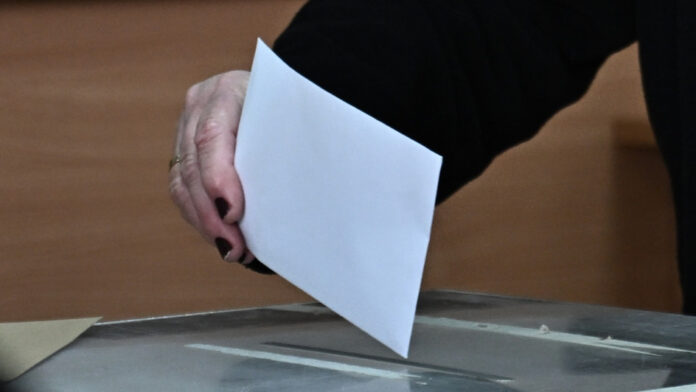 Δημοσκοπήσεις: Σταθερή η κυριαρχία της ΝΔ, μεγάλη πτώση του κόμματος της Καρυστιανού και μάχη για τη δεύτερη θέση
