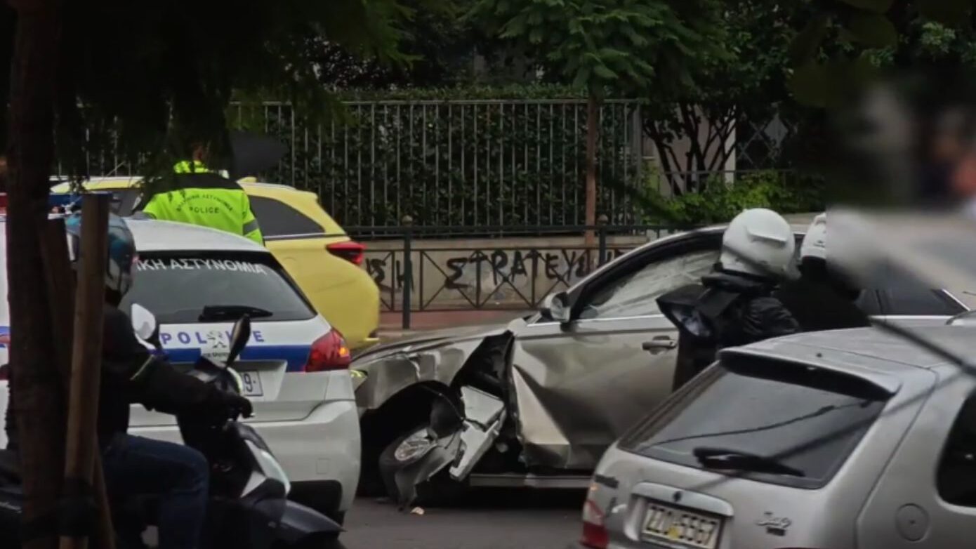 Τροχαίο στη Βασιλίσσης Σοφίας: ΙΧ προσέκρουσε σε κολόνα ηλεκτροφωτισμού