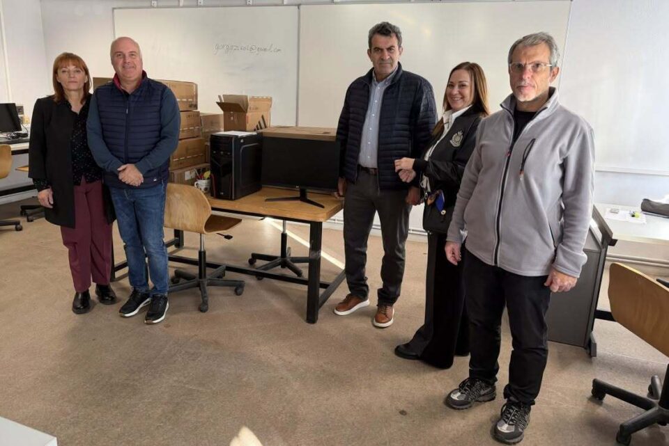 Καστοριά: Παραδόθηκαν πέντε ηλεκτρονικοί υπολογιστές από την Π.Ε. Καστοριάς στο 1ο Πρότυπο Λύκειο