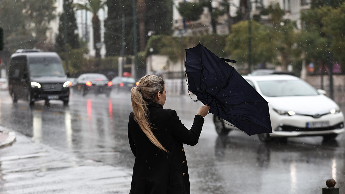 Αθήνα: Σε Red Code για την κακοκαιρία – Μηχανήματα και αντλίες σε επικίνδυνα σημεία, μέριμνα για τον Λυκαβηττό