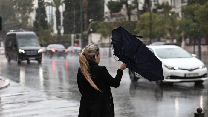 Αθήνα: Σε Red Code για την κακοκαιρία – Μηχανήματα και αντλίες σε επικίνδυνα σημεία, μέριμνα για τον Λυκαβηττό