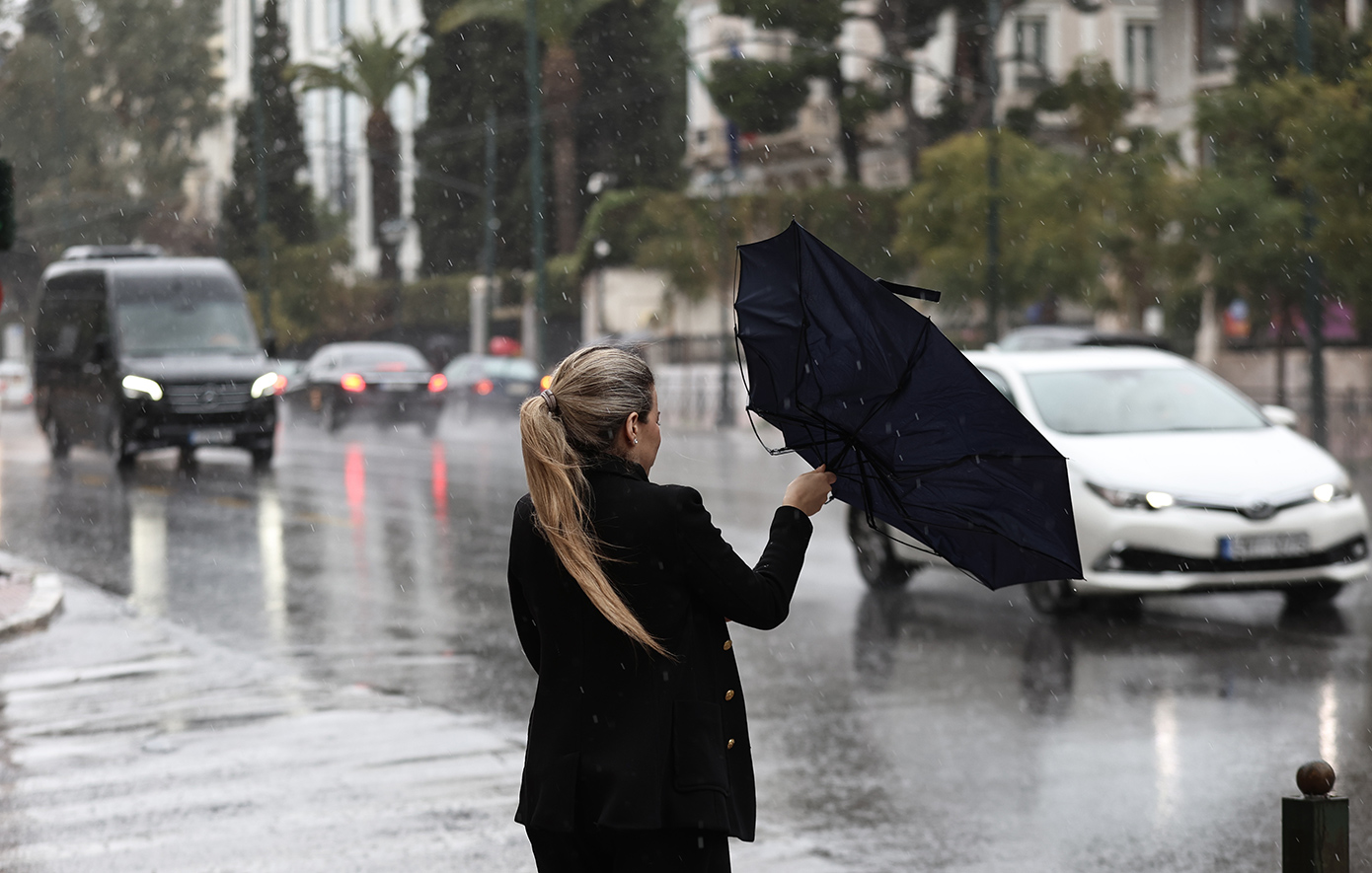 Αθήνα: Σε Red Code για την κακοκαιρία – Μηχανήματα και αντλίες σε επικίνδυνα σημεία, μέριμνα για τον Λυκαβηττό