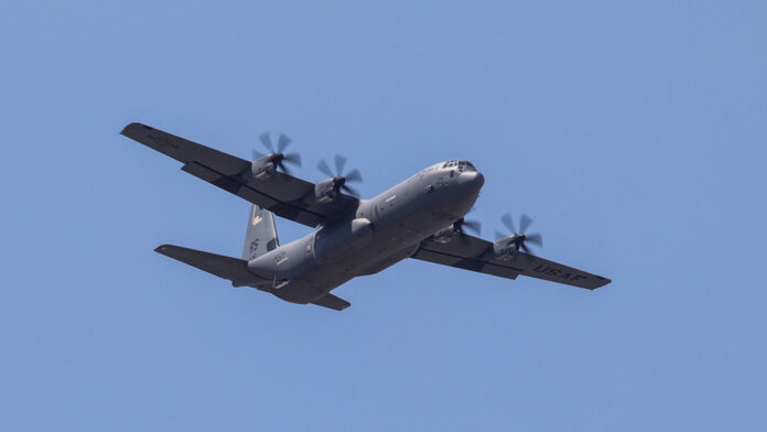 Ηράκλειο: C-130 της Πολεμικής Αεροπορίας προσγειώθηκε αναγκαστικά λόγω βλάβης σε κινητήρα