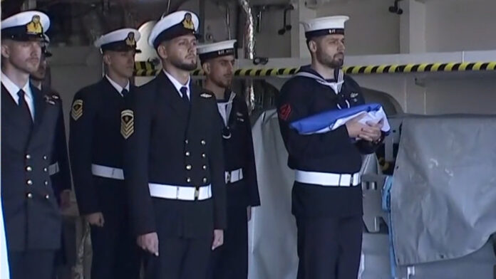 Η ελληνική σημαία υψώνεται στη φρεγάτα Belharra «Νέαρχος» στη Γαλλία