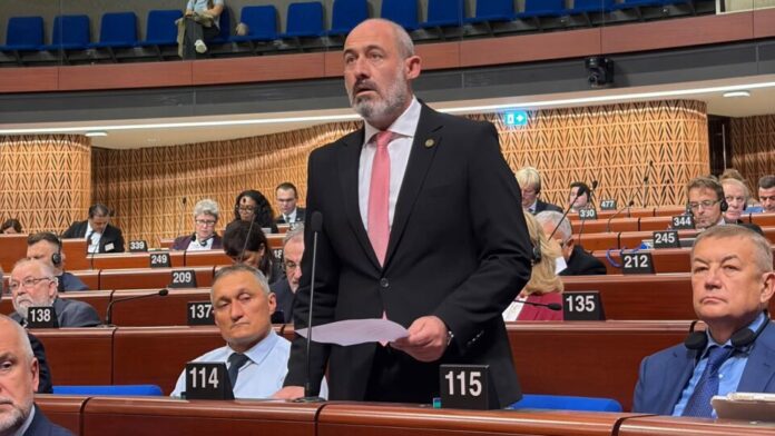 Περιφέρεια Αττικής: Παρεμβάσεις Γιαλιτάκη για τη διάβρωση των ακτών και το δημογραφικό στο Κογκρέσο του Συμβουλίου της Ευρώπης