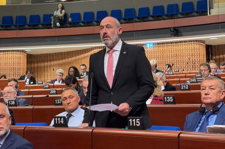 Περιφέρεια Αττικής: Παρεμβάσεις Γιαλιτάκη για τη διάβρωση των ακτών και το δημογραφικό στο Κογκρέσο του Συμβουλίου της Ευρώπης