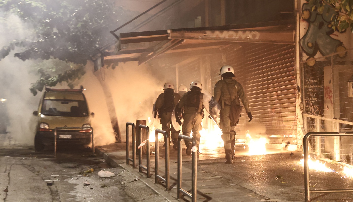 Εξάρχεια: Πυροσβέστες δέχθηκαν επίθεση με πέτρες τα ξημερώματα – Συνελήφθησαν ένας 18χρονος και ένας 14χρονος