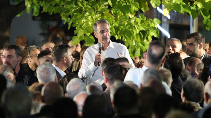 Βριλήσσια: Ο πρωθυπουργός έκανε προεκλογική πρόβα με υποσχέσεις για το 2027 και απολογισμό με αστερίσκους