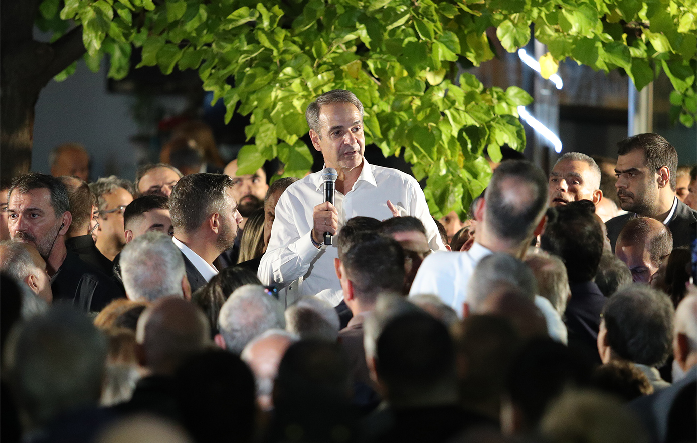 Βριλήσσια: Ο πρωθυπουργός έκανε προεκλογική πρόβα με υποσχέσεις για το 2027 και απολογισμό με αστερίσκους