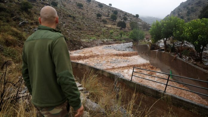 Κρήτη: Χιλιάδες στρέμματα καλλιεργειών κάτω από νερά – Λάσπη κάλυψε παραλίες μετά τις πλημμύρες