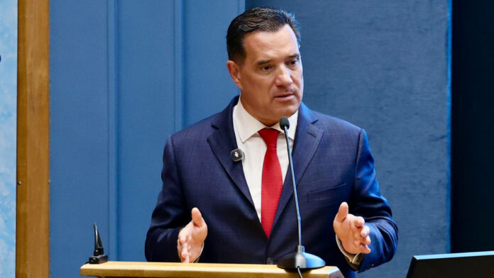 Άδωνις Γεωργιάδης: Η «αριστερή τρέλα και υποκρισία» για το σύνθημα της ΔΑΠ – «Αν πετάγαμε μολότοφ, θα τους άρεσε»