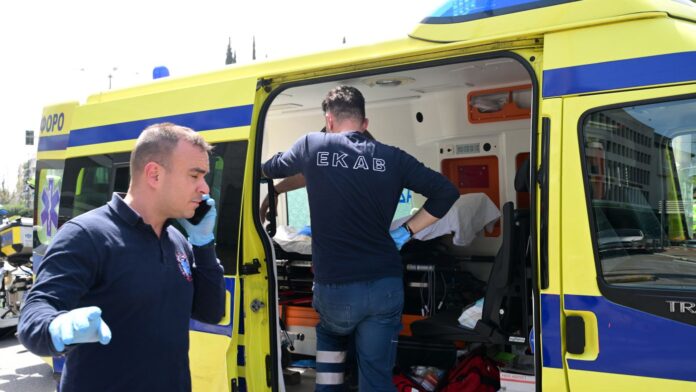 Καλλιθέα: Λεωφορείο και αυτοκίνητο συγκρούστηκαν – Ο δρόμος είναι κλειστός