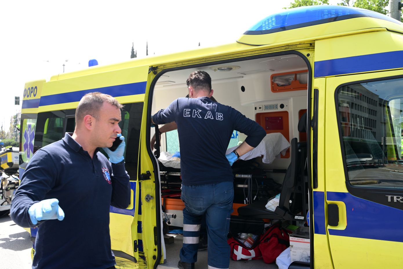 Καλλιθέα: Λεωφορείο και αυτοκίνητο συγκρούστηκαν – Ο δρόμος είναι κλειστός