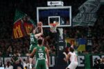 EuroLeague: Πρόστιμο 30.000 ευρώ και ποινή έδρας για τα πανό στο ματς με τον Ολυμπιακό