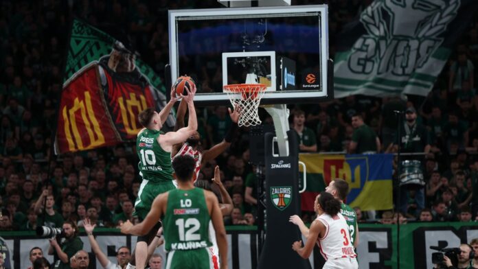 EuroLeague: Πρόστιμο 30.000 ευρώ και ποινή έδρας για τα πανό στο ματς με τον Ολυμπιακό