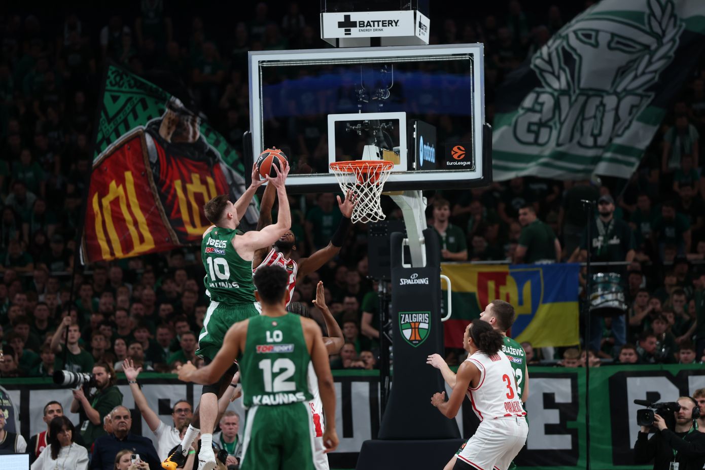 EuroLeague: Πρόστιμο 30.000 ευρώ και ποινή έδρας για τα πανό στο ματς με τον Ολυμπιακό