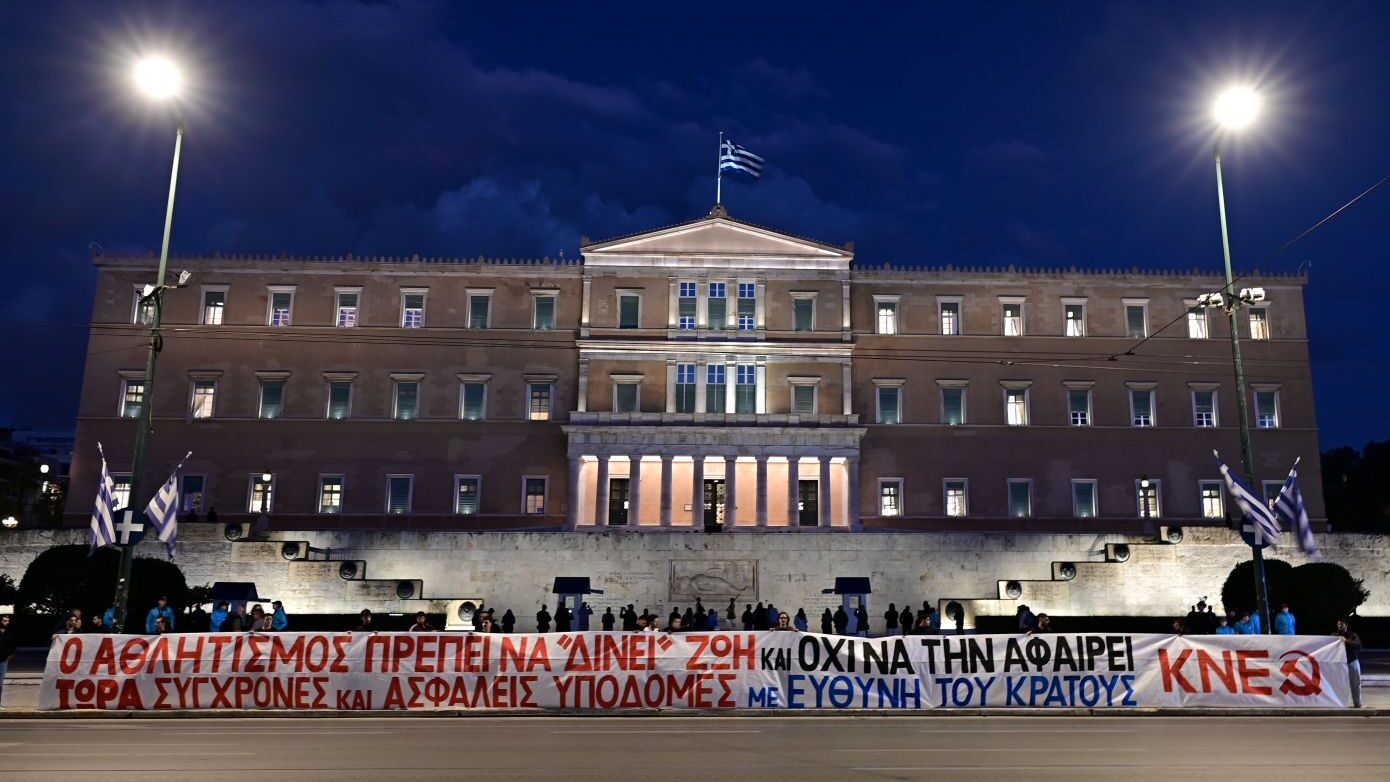 «Όχι άλλο “πάμε κι όπου βγει” στον αθλητισμό»: Κινητοποίηση στο Σύνταγμα μετά τον θάνατο 16χρονου ποδοσφαιριστή στη Θάσο