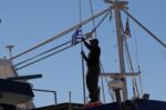 Λιμάνι Πειραιά: Οι ψαροτράτες γεμίζουν το λιμάνι καθώς κλιμακώνεται η διαμαρτυρία των αλιέων για τον κλάδο