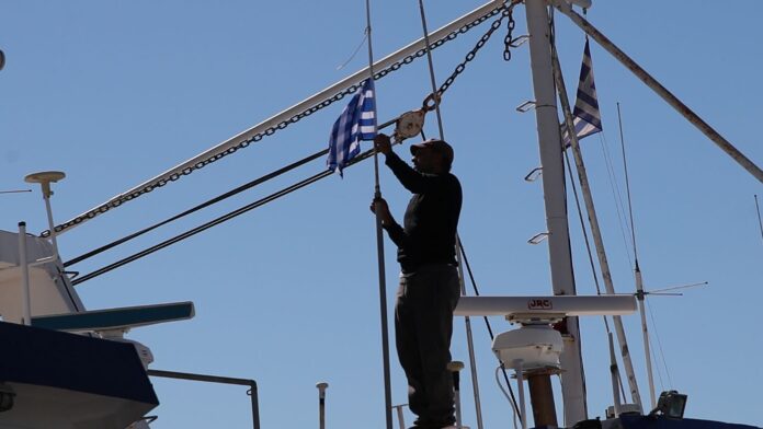 Λιμάνι Πειραιά: Οι ψαροτράτες γεμίζουν το λιμάνι καθώς κλιμακώνεται η διαμαρτυρία των αλιέων για τον κλάδο