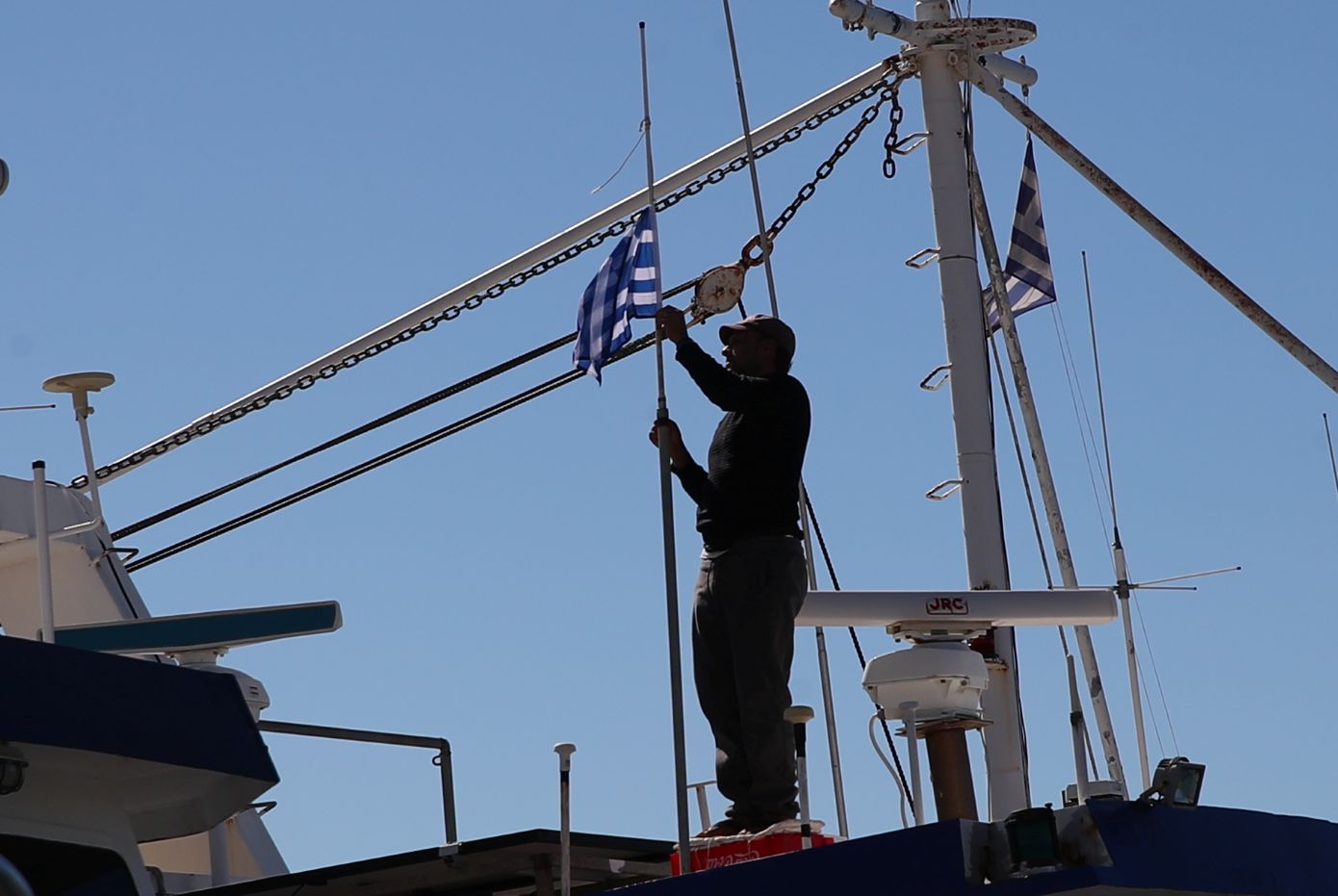 Λιμάνι Πειραιά: Οι ψαροτράτες γεμίζουν το λιμάνι καθώς κλιμακώνεται η διαμαρτυρία των αλιέων για τον κλάδο