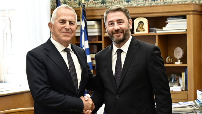 Στην Κοινοβουλευτική Ομάδα του ΠΑΣΟΚ εντάσσεται ο Ευάγγελος Αποστολάκης