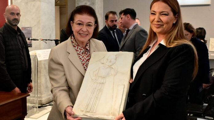 Ελλάδα: Επαναπατρίστηκαν 22 αρχαιότητες από το Ισραήλ – Μενδώνη: «Θεμελιώδης ευθύνη η προστασία της πολιτιστικής κληρονομιάς»