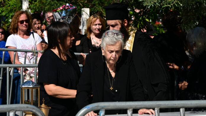 Γιώργος Μαζωνάκης: Δάκρυα και τραγούδια στο νεκροταφείο – Οι γονείς του σπάραξαν πάνω από τον τάφο του παιδιού τους
