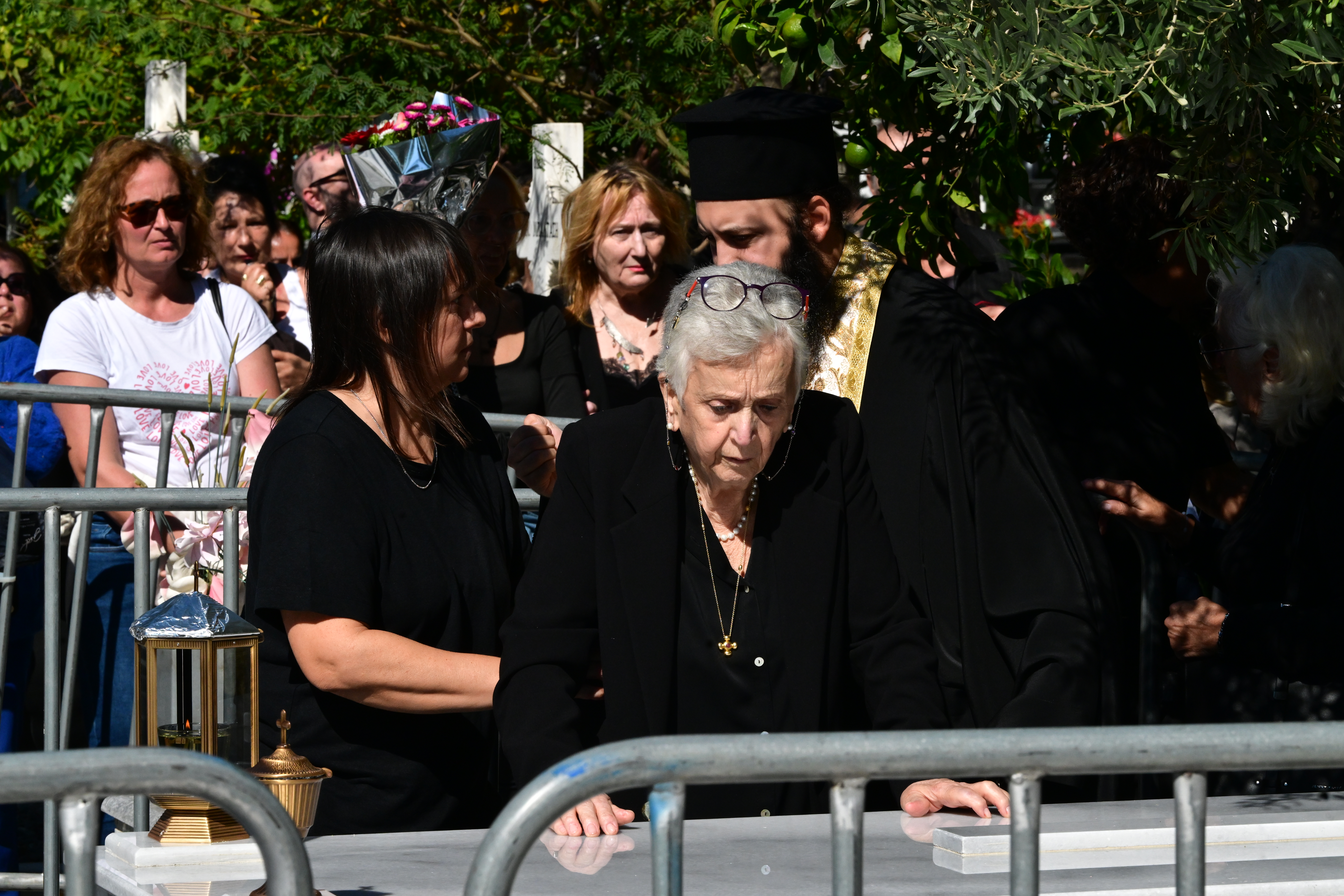 Γιώργος Μαζωνάκης: Δάκρυα και τραγούδια στο νεκροταφείο – Οι γονείς του σπάραξαν πάνω από τον τάφο του παιδιού τους