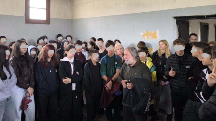 Ο δήμαρχος Χαϊδαρίου ξενάγησε μαθητές στο «Μπλοκ 15»
