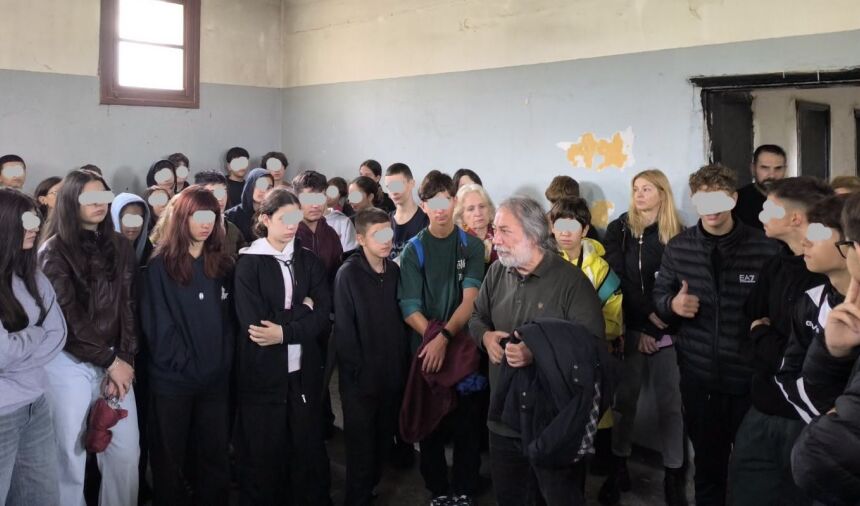 Ο δήμαρχος Χαϊδαρίου ξενάγησε μαθητές στο «Μπλοκ 15»