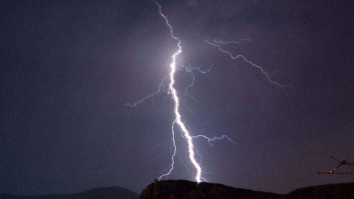 Ρόδος: 58χρονη τουρίστρια πέθανε στη μέση του δρόμου μετά από χτύπημα κεραυνού