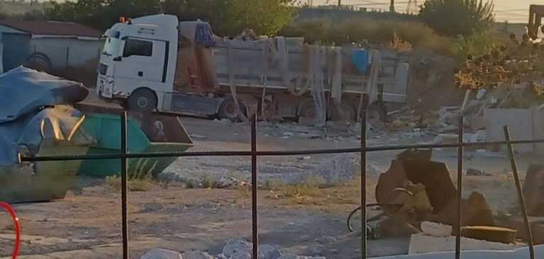 Χαλκηδόνα: Συνελήφθησαν δύο για απόρριψη αποβλήτων σε αγροτική έκταση