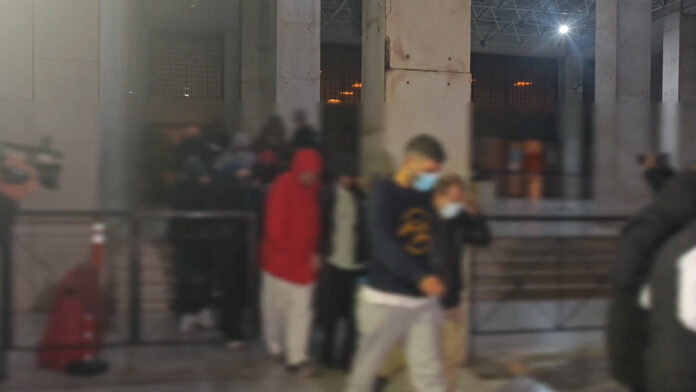 Φούρνοι Χωριάτικο: Ο ιδιοκτήτης και 58 ακόμη συλληφθέντες οδηγήθηκαν στην Ευελπίδων – Καρέ καρέ η μεταγωγή σε βίντεο