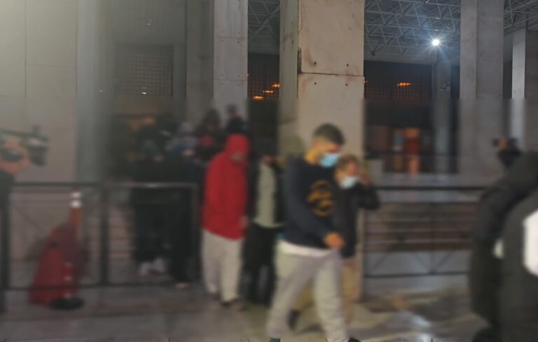 Φούρνοι Χωριάτικο: Ο ιδιοκτήτης και 58 ακόμη συλληφθέντες οδηγήθηκαν στην Ευελπίδων – Καρέ καρέ η μεταγωγή σε βίντεο