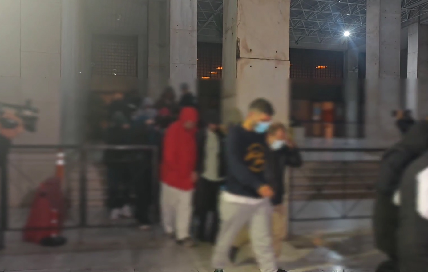 Φούρνοι Χωριάτικο: Ο ιδιοκτήτης και 58 ακόμη συλληφθέντες οδηγήθηκαν στην Ευελπίδων – Καρέ καρέ η μεταγωγή σε βίντεο